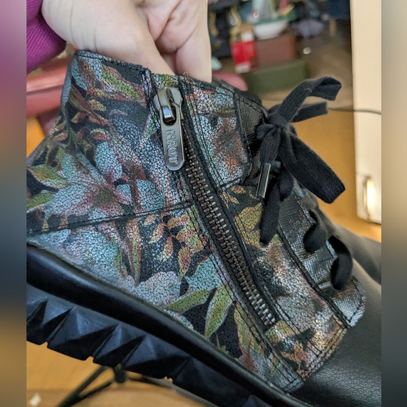 Naot Polaris Floral Leather Side Zip Ankle Boot Sneaker Size 40 US 9 - Picture 5 of 10